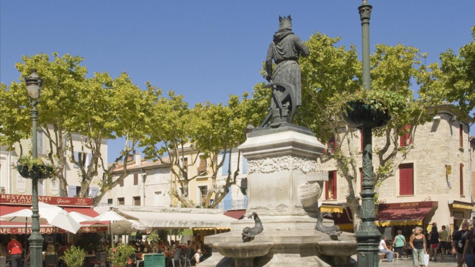 Les Remparts Et Parking Aigues-Mortes